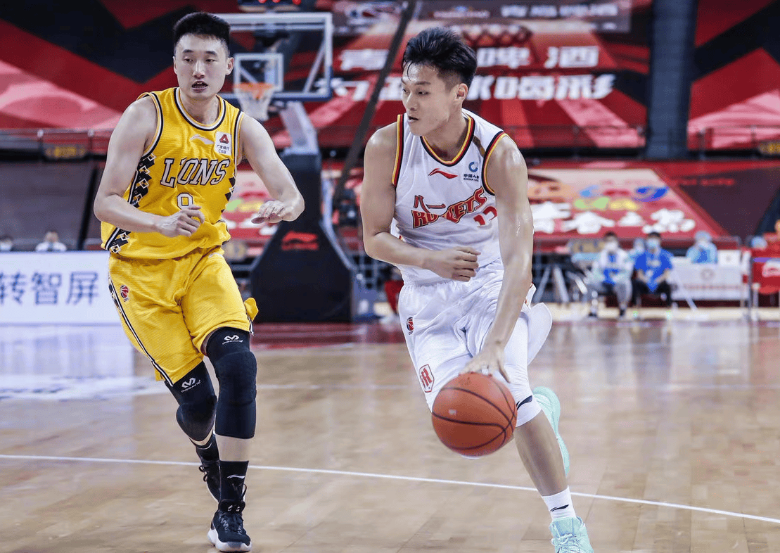 关键时刻球员表现出色，助球队取胜的简单介绍