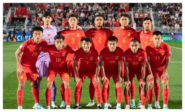 国足前锋炸裂进攻，重创对手