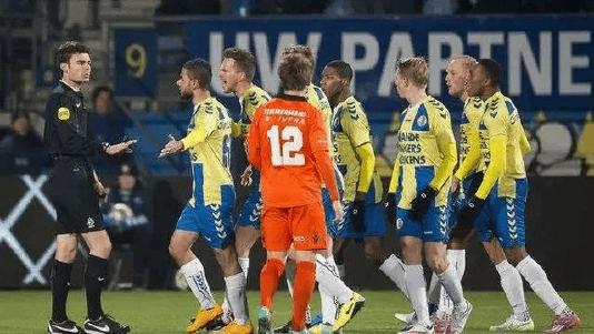 关于阿贾克斯夺冠前景大增，球员信心十足的信息