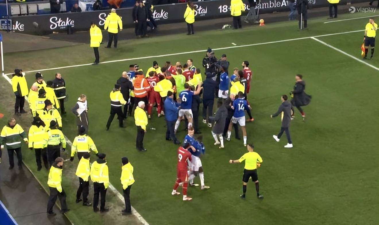 埃弗顿球员遭遇红牌，多人比赛禁赛