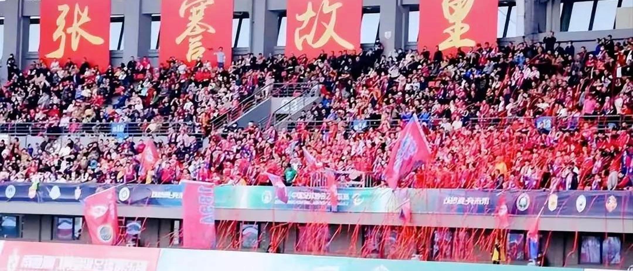 包含赛场上的足球对决令球迷热情高涨的词条