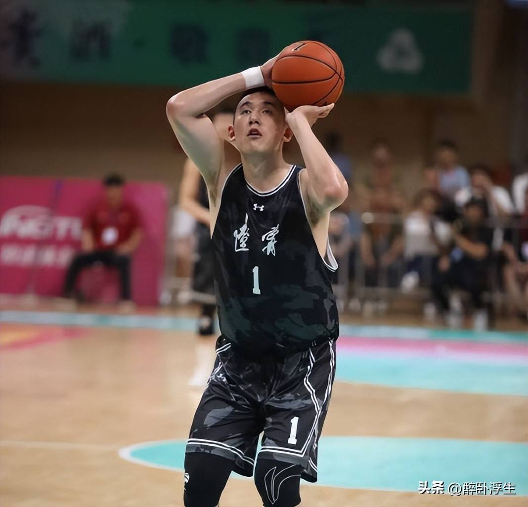 关于球员助攻再现神技，挑落对手的信息