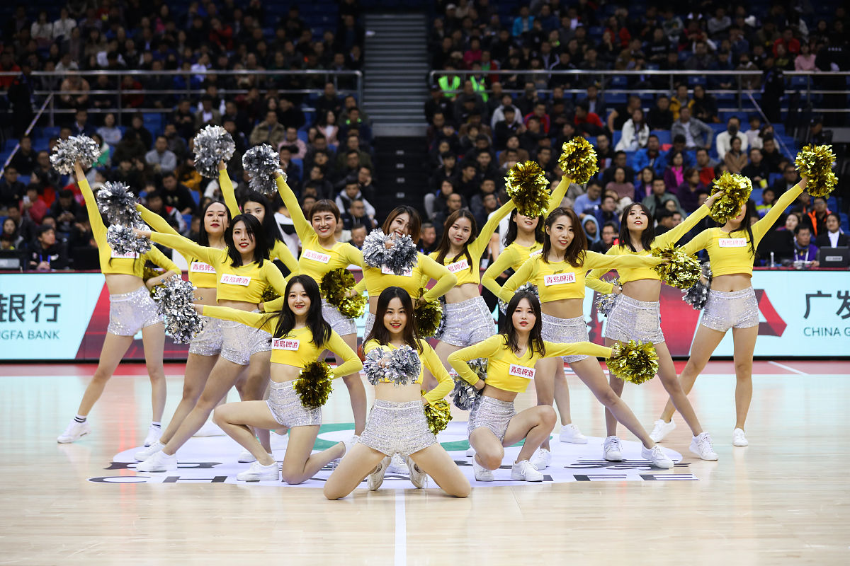 队员拼搏精神，欧洲赛事上演绝对空翻