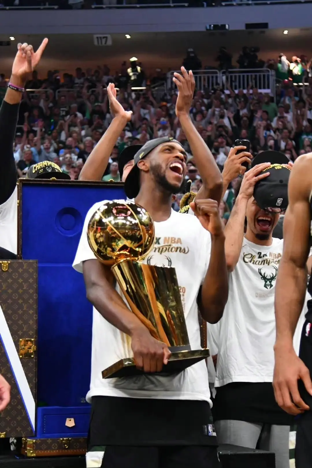 雄鹿再胜黄蜂，米德尔顿砍下全队最高分