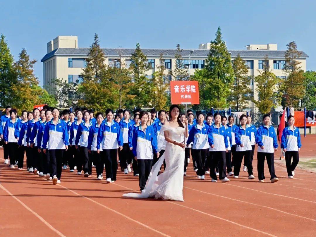 赛场上团结合作的球队共同迎接挑战