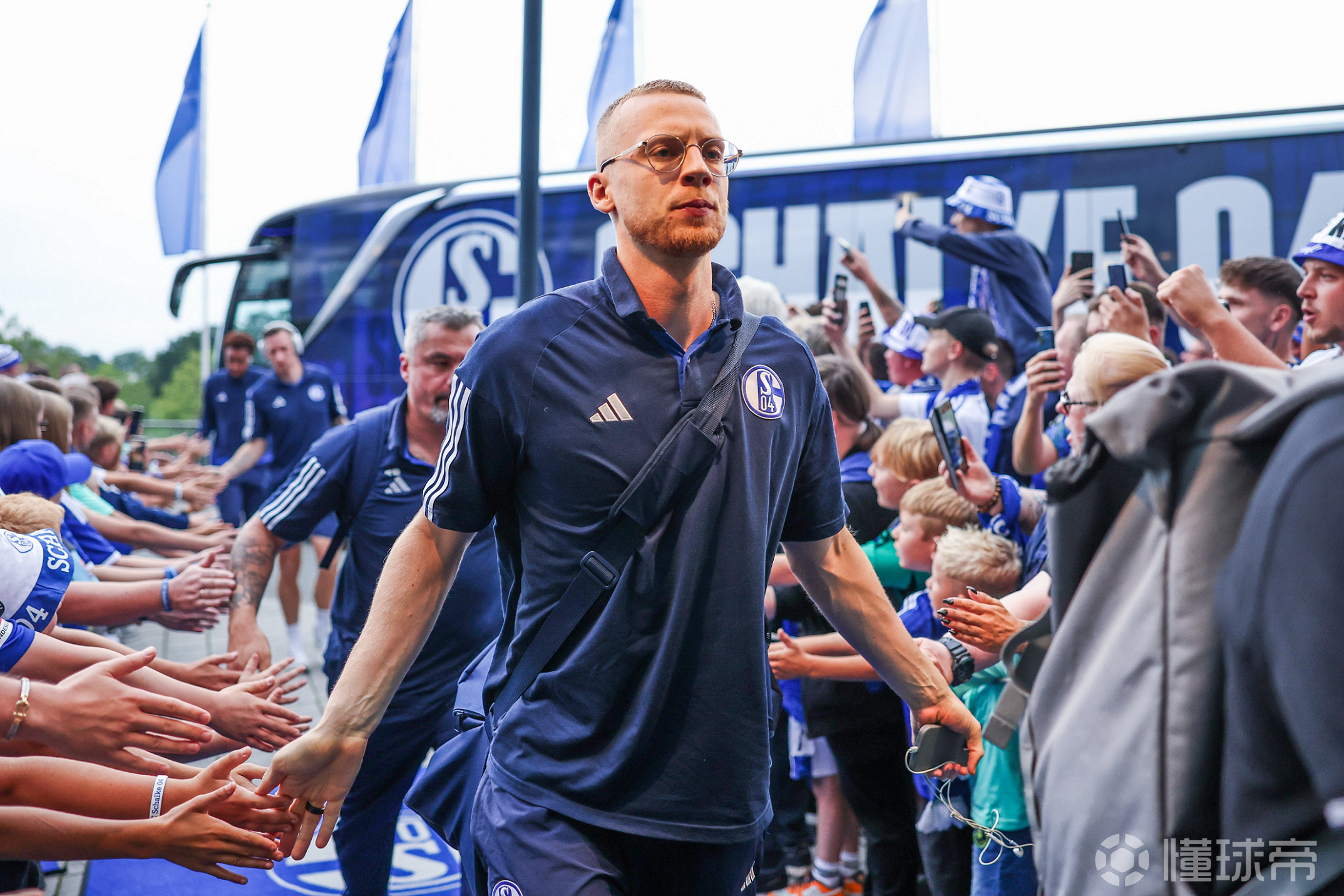 沙尔克在主场击败科隆,豪取连胜 沙尔克在主场击败科隆,豪取连胜