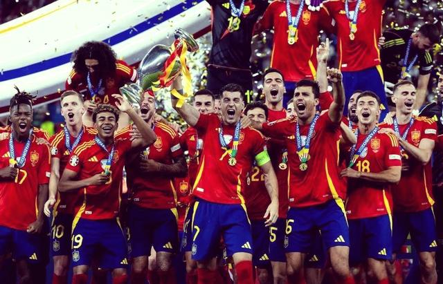 西班牙球队再度登上冠军宝座 西班牙球队再度登上冠军宝座