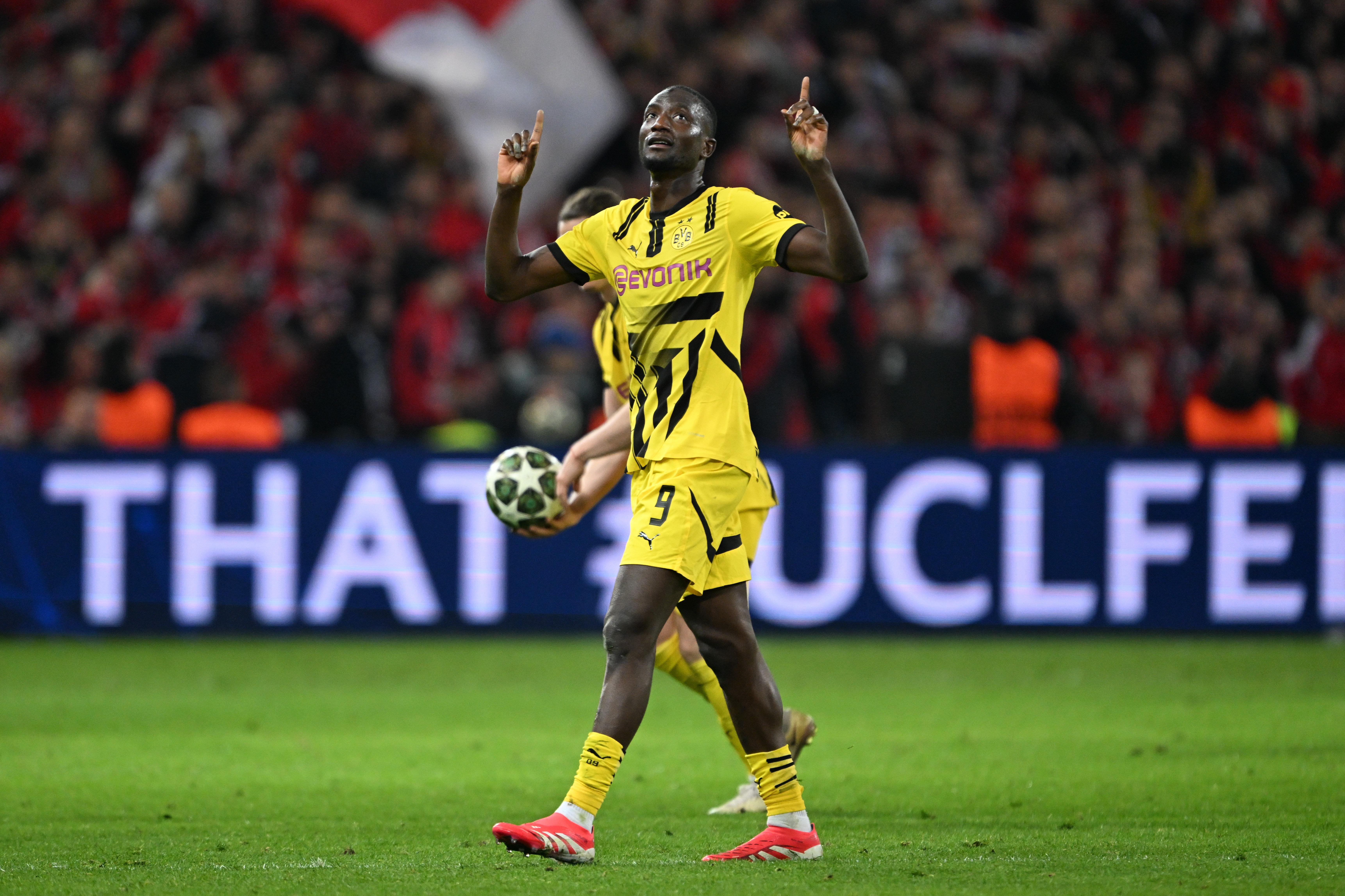 国际足球比赛中球队精神抖擞