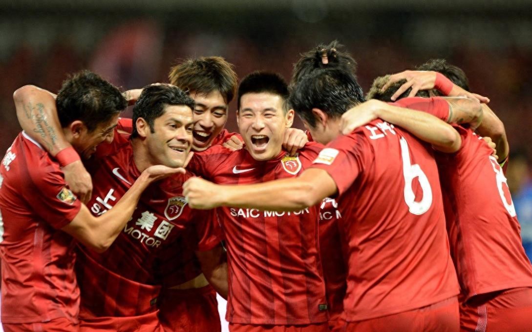 关于鲁能主场大胜上港，卫冕冠军形势良好的信息