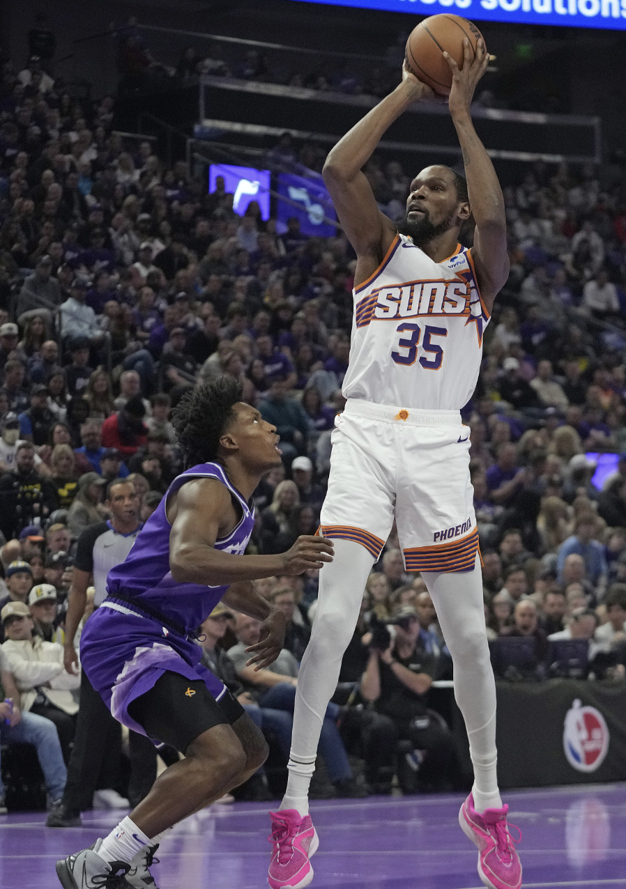 太阳击败雷霆取得两连胜，布克关键时刻爆发表现的简单介绍