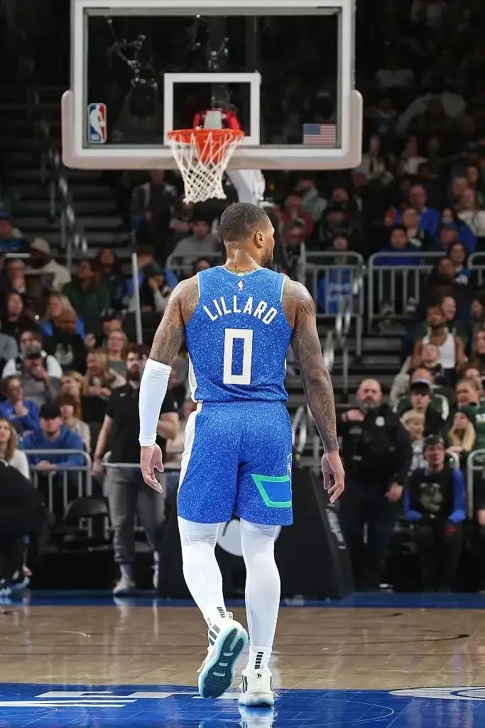 包含开拓者客场击败老鹰，利拉德砍下30+10的词条