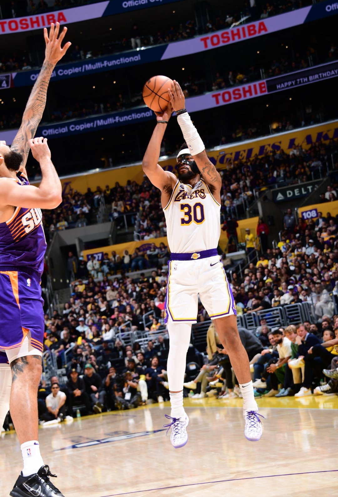 关于湖人队客场击败老鹰，布朗终结三连败的信息