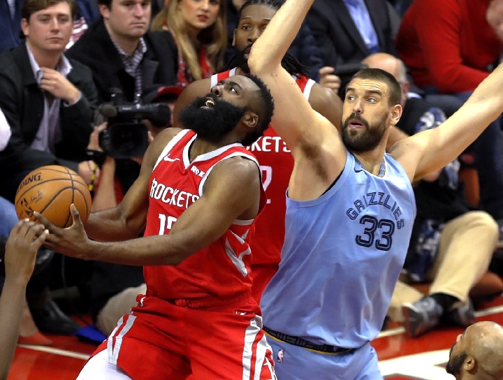 包含「霍乐迪砍下40分+，国王主场大胜」的词条