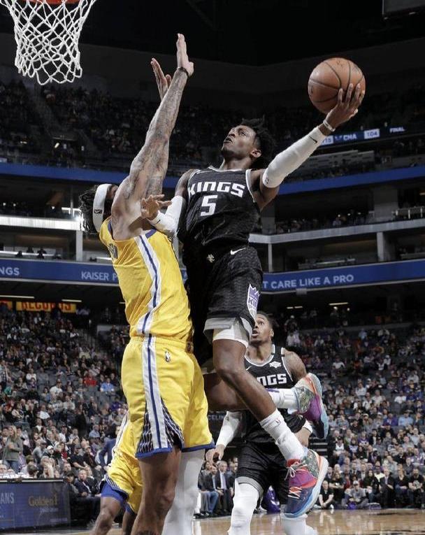 包含「霍乐迪砍下40分+，国王主场大胜」的词条