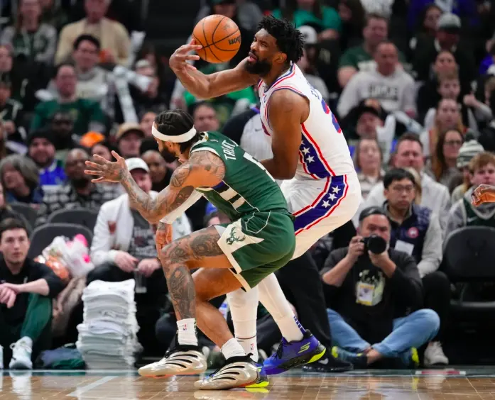 76人鏖战篮网,利拉德送出助攻 76人鏖战篮网,利拉德送出助攻