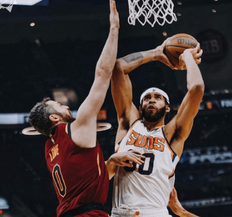 篮网苦战战胜骑士，取得胜利