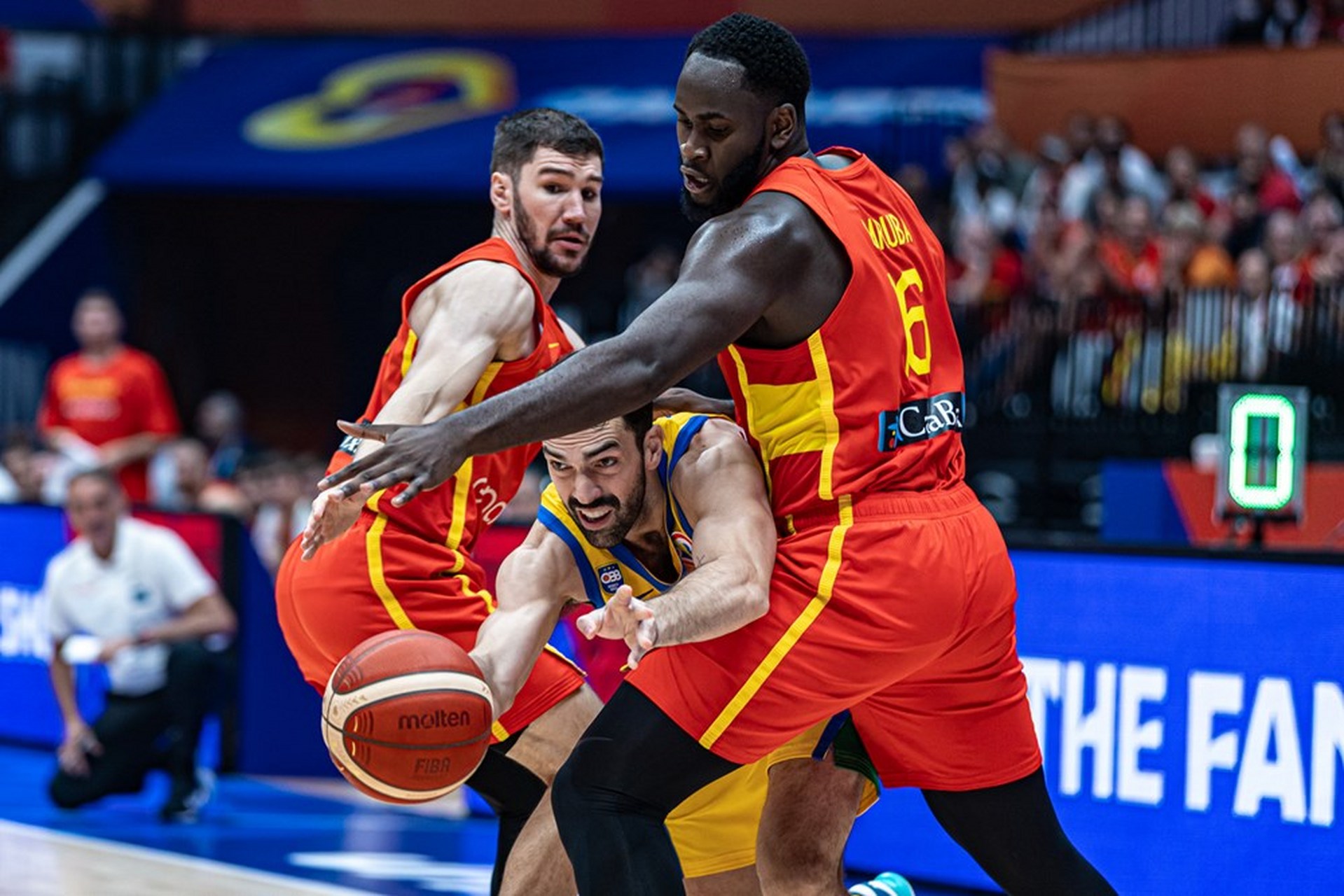 西班牙篮球联赛季后赛战况激烈，球员表现亮眼